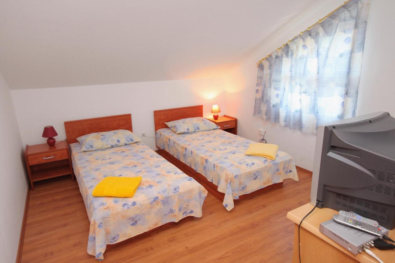 Apartments And Rooms With Parking Space Njivice, Krk - 5458 Екстер'єр фото