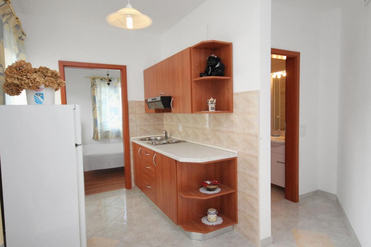 Apartments And Rooms With Parking Space Njivice, Krk - 5458 Екстер'єр фото