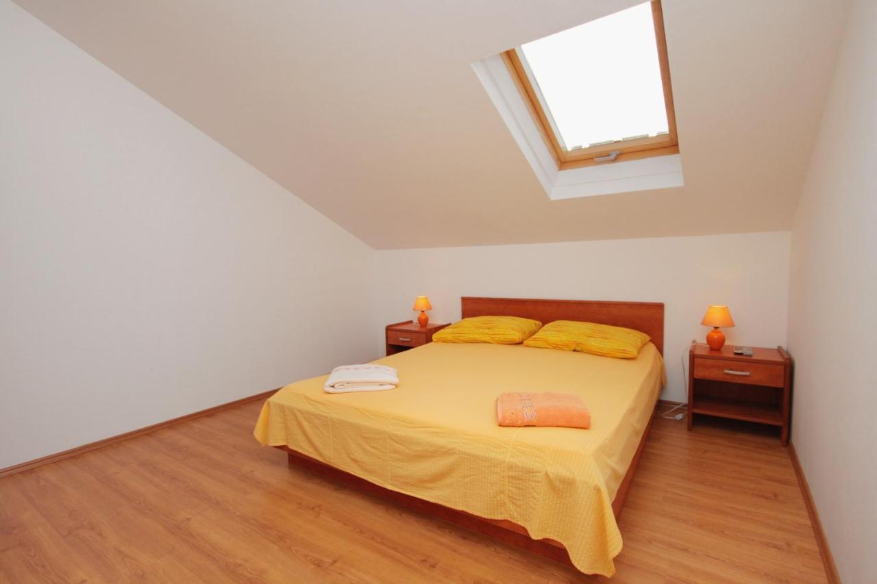 Apartments And Rooms With Parking Space Njivice, Krk - 5458 Екстер'єр фото