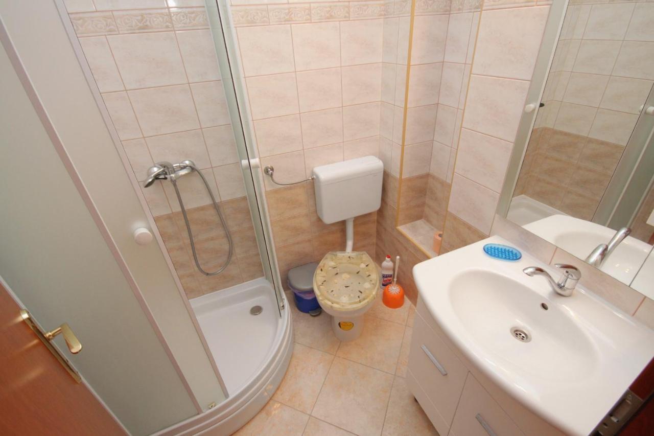 Apartments And Rooms With Parking Space Njivice, Krk - 5458 Екстер'єр фото