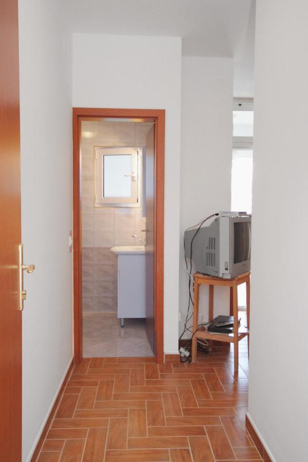 Apartments And Rooms With Parking Space Njivice, Krk - 5458 Екстер'єр фото